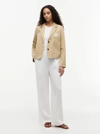 Blazer de sarga elástica con monograma en letra cursiva