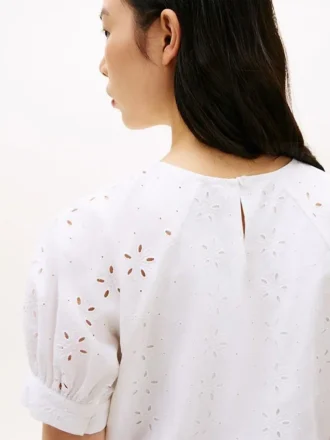 Blusa con mangas abullonadas y ojales bordados