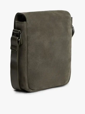 Bolso bandolera con solapa de gamuza