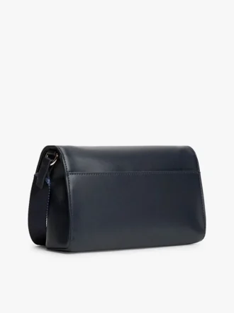 Bolso cruzado con solapa y acabado granulado