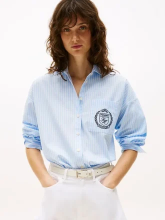 Camisa a rayas con logotipo del escudo y corte holgado