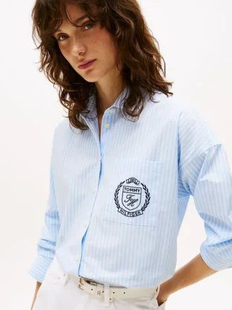 Camisa a rayas con logotipo del escudo y corte holgado