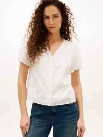 Camisa con cuello en V y ojales bordados