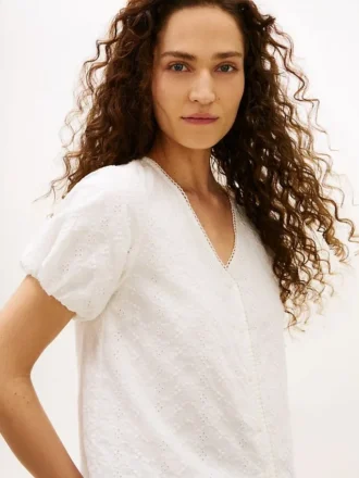 Camisa con cuello en V y ojales bordados