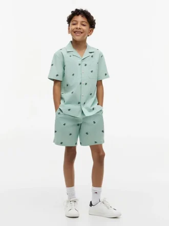 Camisa de campamento a rayas con logotipo monograma para niños