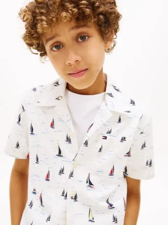 Camisa elástica con estampado de vela para niños