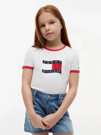 Camiseta con cuello redondo y logotipo de bandera ondulada para niña