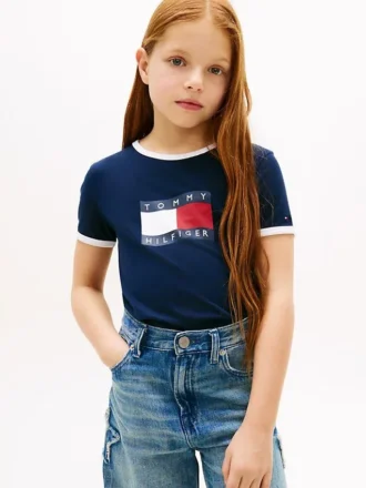 Camiseta con cuello redondo y logotipo de bandera ondulada para niña