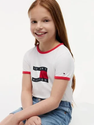 Camiseta con cuello redondo y logotipo de bandera ondulada para niña
