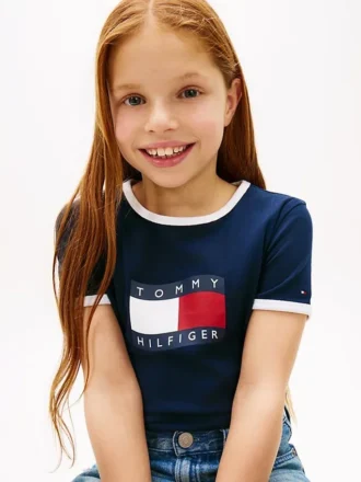 Camiseta con cuello redondo y logotipo de bandera ondulada para niña