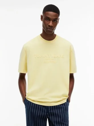 camiseta con logo desgastado de tommy jeans 1 6 330x440 - Camiseta con logo desgastado de Tommy Jeans