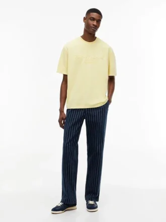 camiseta con logo desgastado de tommy jeans 2 6 330x440 - Camiseta con logo desgastado de Tommy Jeans