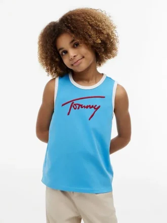camiseta sin mangas para nios con el logotipo de tommy en letra cursiva 1 3 330x440 - Camiseta sin mangas para ni&ntilde;os con el logotipo de Tommy en letra cursiva