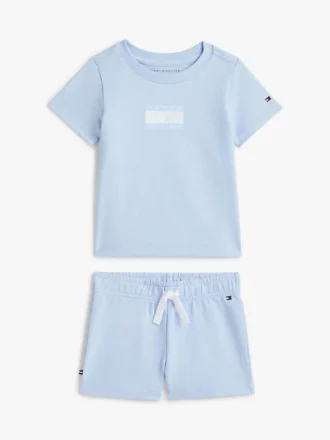Conjunto de camiseta y pantalones cortos con el logotipo de la bandera para bebés