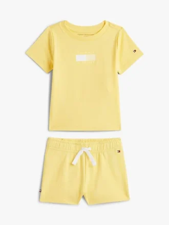 Conjunto de camiseta y pantalones cortos con el logotipo de la bandera para bebés