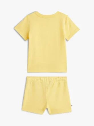 Conjunto de camiseta y pantalones cortos con el logotipo de la bandera para bebés