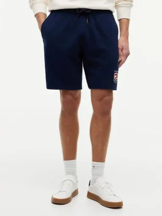 Pantalón corto de chándal de corte regular con logotipo de bandera ondulada