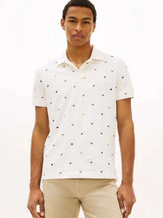 Polo de piqué con estampado de banderas y corte regular