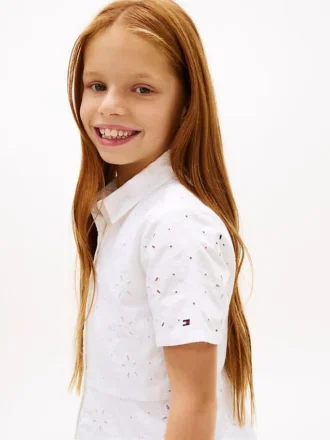Vestido camisero con ojales bordados para niña