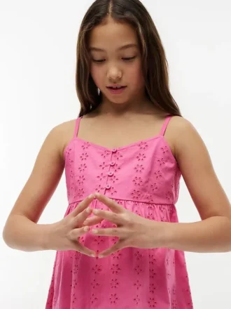 Vestido con ojales bordados para niña